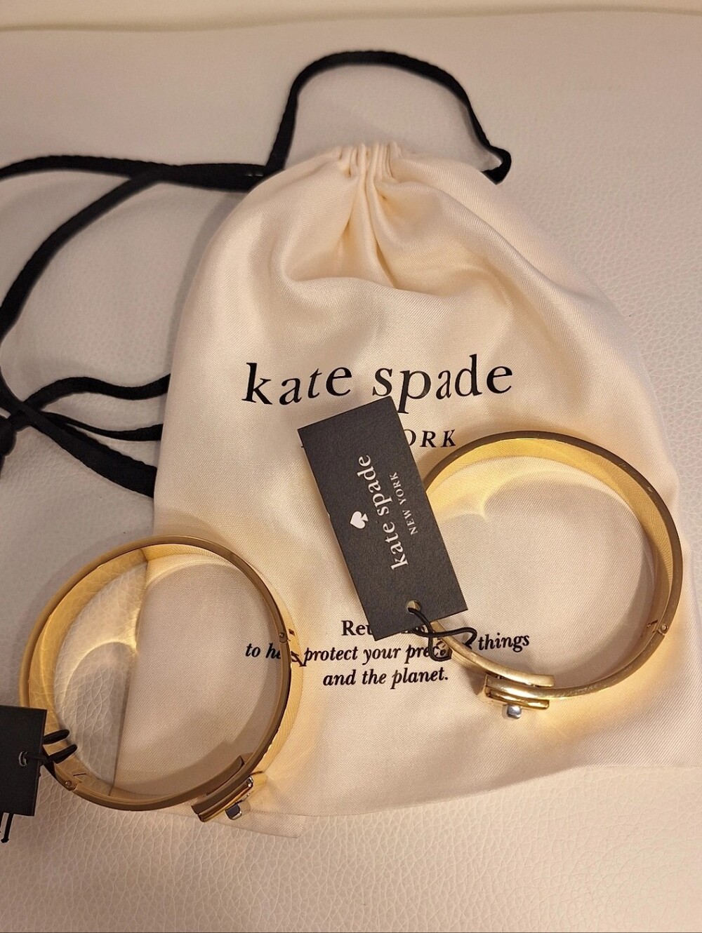 Kate Spade Gold Phoebe Turnlock Bangle NWT - Picture 4 of 5